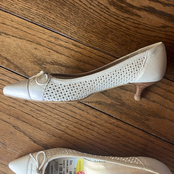 Stuart Weitzman Ivory Kitten Heel Lazer Cut Size 6 New With Tag - Picture 5 of 7